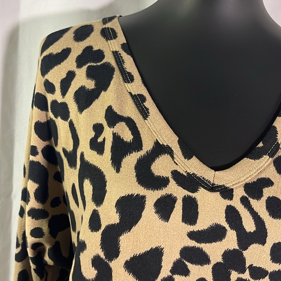 🛍 6 for $35 • NWT HEIMISH USA Animal Print Oh So Soft Knit V-Neck Lounge Top - Picture 5 of 16
